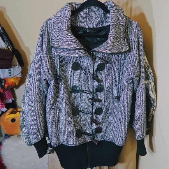 Black and White Knit Jacket (w/ Horn Fastening) - Picture 2 of 2